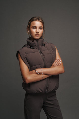 ESSENTIAL HIP-LINE PUFFER VEST COFFEE BEAN