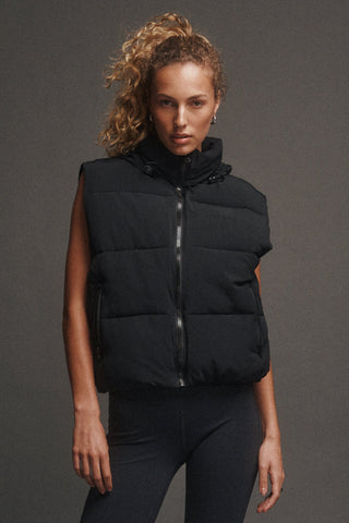 ESSENTIAL HIP-LINE PUFFER VEST BLACK