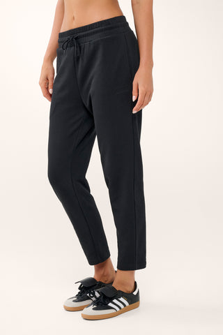 ESSENTIAL SLIM TRACKPANT BLACK