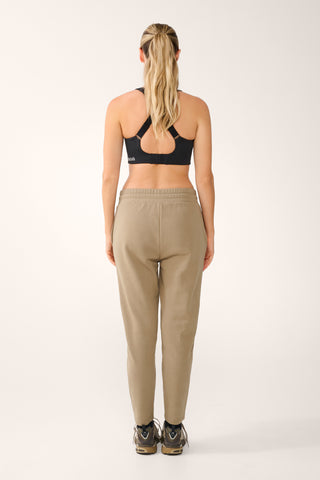 ESSENTIAL SLIM TRACKPANT OAK BROWN