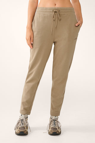 ESSENTIAL SLIM TRACKPANT OAK BROWN