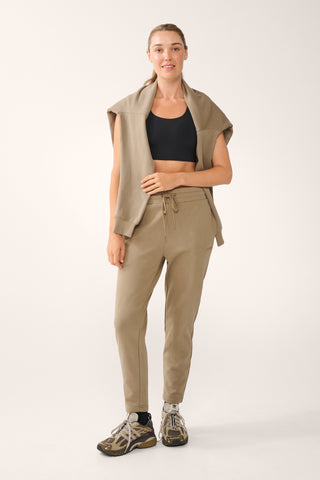 ESSENTIAL SLIM TRACKPANT OAK BROWN