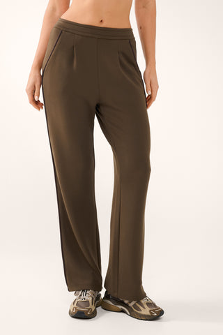 FOUNDATION PLEAT SOFTFORM PANT MOCHA