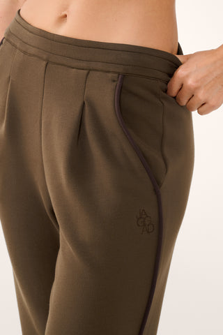 FOUNDATION PLEAT SOFTFORM PANT MOCHA