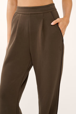 FOUNDATION PLEAT SOFTFORM PANT MOCHA