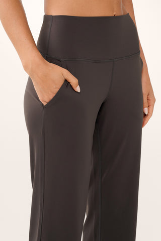 RUE WIDE LEG SOFTFLEX PANT COFFEE BEAN