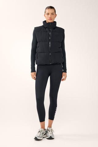 ESSENTIAL HIP-LINE PUFFER VEST BLACK