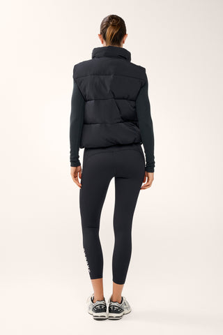 ESSENTIAL HIP-LINE PUFFER VEST BLACK