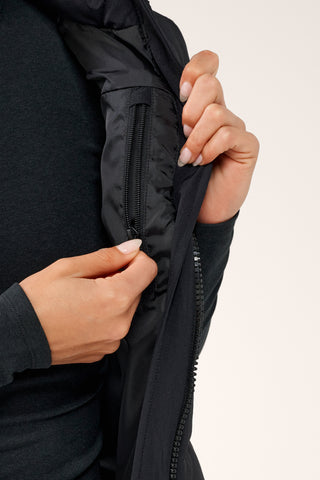 ESSENTIAL HIP-LINE PUFFER VEST BLACK