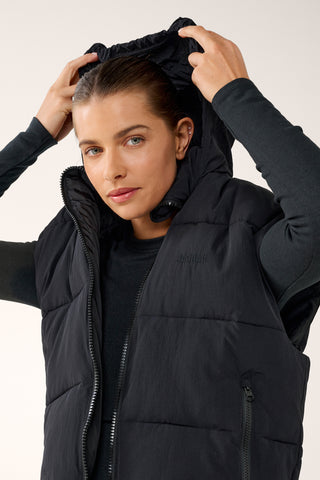 ESSENTIAL HIP-LINE PUFFER VEST BLACK