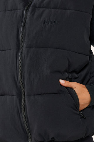 ESSENTIAL HIP-LINE PUFFER VEST BLACK