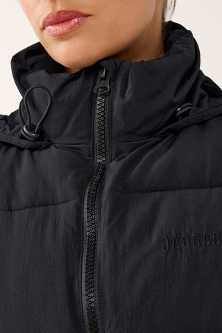 ESSENTIAL HIP-LINE PUFFER VEST BLACK