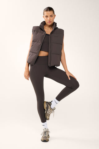 ESSENTIAL HIP-LINE PUFFER VEST COFFEE BEAN