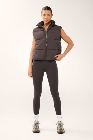 ESSENTIAL HIP-LINE PUFFER VEST COFFEE BEAN