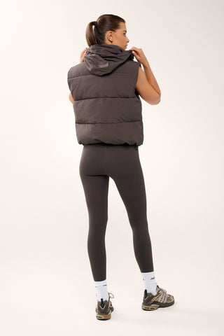 ESSENTIAL HIP-LINE PUFFER VEST COFFEE BEAN