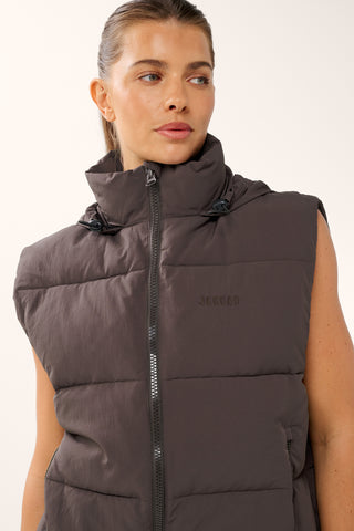 ESSENTIAL HIP-LINE PUFFER VEST COFFEE BEAN