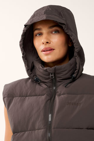 ESSENTIAL HIP-LINE PUFFER VEST COFFEE BEAN