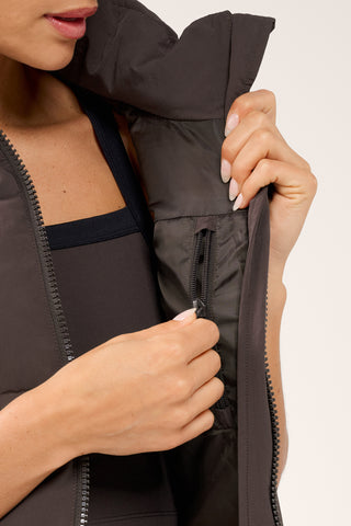 ESSENTIAL HIP-LINE PUFFER VEST COFFEE BEAN