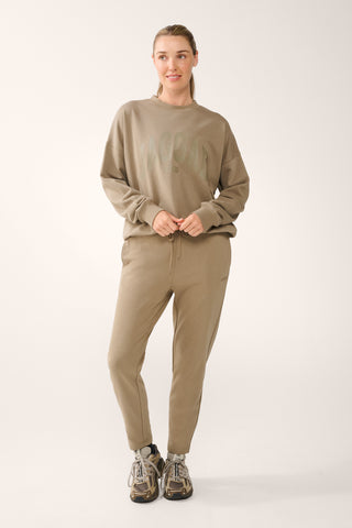 COLLEGIATE SIGNATURE SWEATER OAK BROWN