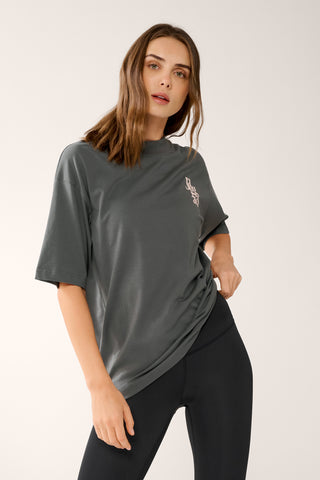 TULUM STAPLE TEE STEEL