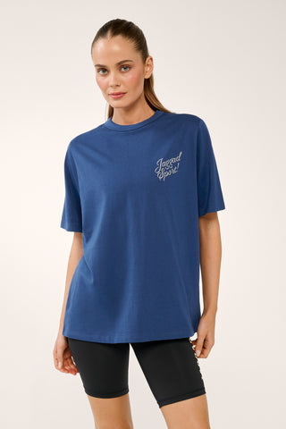 SCRIPT SPORTS BOXY TEE COLLEGE BLUE